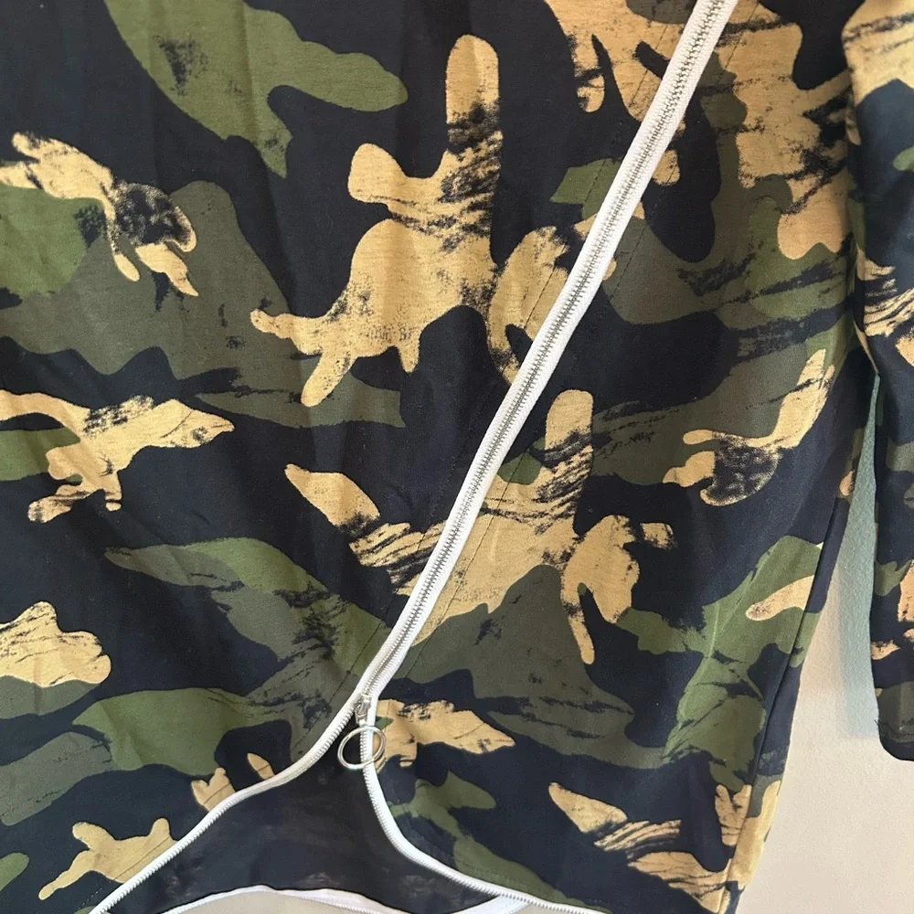 NWOT TOV Los Angeles Womens Camouflage Crazy Zipper Asymmetrical size 38/M
